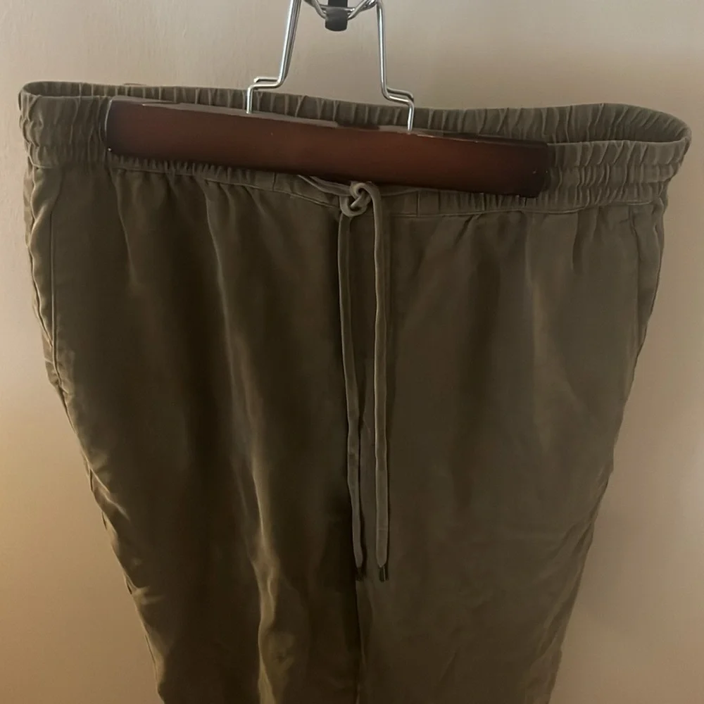 Banana republic drawstring pant, 100% Lyocell.  Olive green xs